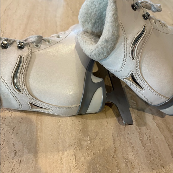 Soft Skate by Jackson Mark 1 White Figure Skates, 12J (12 Junior) Blade is 7 1/3 - Picture 9 of 16
